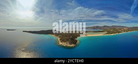 Vue panoramique de Capo Carbonara par drone, avec la belle plage de Porto Giunco, Torre di Porto Giunco, et le calme et limpide des eaux Tyrrhéniennes Banque D'Images