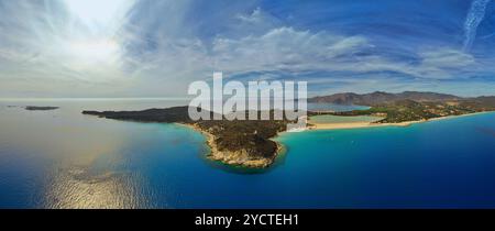 Une photo panoramique par drone de Capo Carbonara sur la pointe sud de la Sardaigne, montrant la plage de Porto Giunco, Torre di Porto Giunco, des eaux de mer claires, des yachts et Banque D'Images