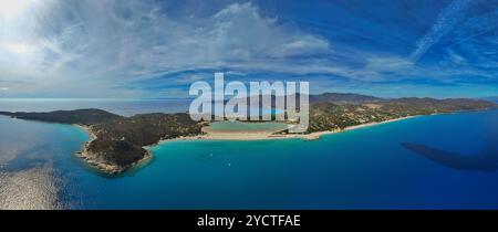 Capo Carbonara, la plage de Porto Giunco, Torre di Porto Giunco, et la paisible mer Tyrrhénienne capturée dans un drone panoramique, avec des rives sablonneuses, Clea Banque D'Images