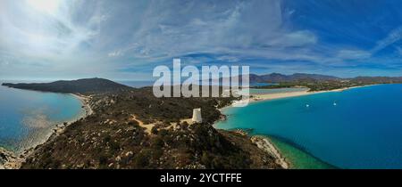 Vue aérienne de la péninsule de Capo Carbonara dans le sud de la Sardaigne, montrant la plage de Porto Giunco, Torre di Porto Giunco, et les eaux tyrrrhéniennes calmes avec des eaux claires Banque D'Images