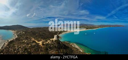 Vue panoramique par drone de Capo Carbonara sur la côte sud de la Sardaigne, avec la plage de Porto Giunco, Torre di Porto Giunco et le calme et transparent Tyrrhen Banque D'Images