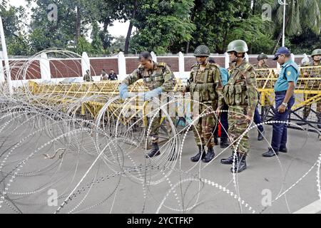 Dhaka, Bangladesh. 23 octobre 2024. Des soldats bangladais montent la garde devant la maison du président (Bangabhaban) alors que les manifestants organisent une manifestation devant la maison du président (Bangabhaban) pour exiger la démission du président Mohammed Shahabuddin après son commentaire sur la démission de l'ancien premier ministre Sheikh Hasina, à Dhaka, au Bangladesh, le 23 octobre 2024. Photo Habibur Rahman/ABACAPRESS. COM Credit : Abaca Press/Alamy Live News Banque D'Images