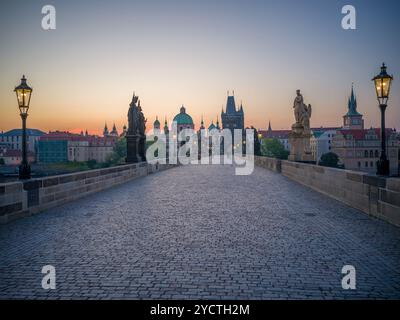 Sur le pont Charles au lever du soleil, Tour du pont de la vieille ville, Pont Charles, rivière Vltava, vieille ville de Prague, Prague, République tchèque, Europe Banque D'Images