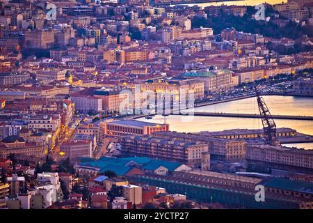 Ville de Trieste waterfront soir voir Banque D'Images