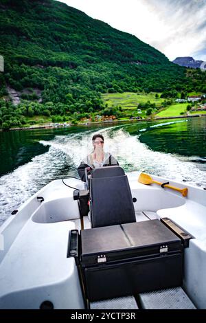 Femme conduisant un bateau à moteur Banque D'Images