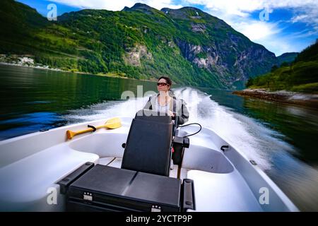 Femme conduisant un bateau à moteur Banque D'Images