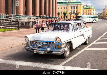 SAINT PETERSBURG, RUSSIE - Juillet 31, 2016 : voiture rétro soviétique Tchaïka GAZ-13 sur la rue de la ville en été journée ensoleillée Banque D'Images