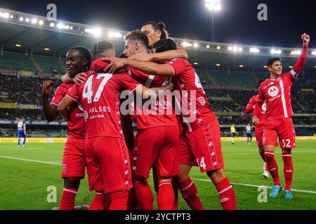 L'équipe (AC Monza) célèbre le but de Dany Mota (AC Monza) lors du championnat italien Serie A match de football entre le Hellas Verona FC et l'AC Monza le 21 octobre 2024 au Stadio Marcantonio Bentegodi à Vérone, en Italie. Crédit : Luca Rossini/E-Mage/Alamy Live News Banque D'Images