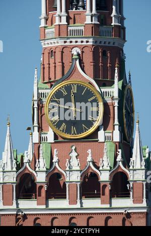 Horloge sur la tour Spasskaya du Kremlin à Moscou, Russie. Tour Spasskaya du Kremlin de Moscou par une journée d'été ensoleillée Banque D'Images