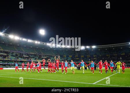 L'équipe (AC Monza) célèbre la victoire lors du championnat italien Serie A match de football entre le Hellas Verona FC et l'AC Monza le 21 octobre 2024 au Stadio Marcantonio Bentegodi à Vérone, en Italie. Crédit : Luca Rossini/E-Mage/Alamy Live News Banque D'Images