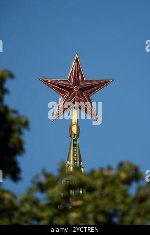 Star du Kremlin. L'étoile Ruby du Kremlin de Moscou avec un ciel bleu en arrière-plan. Banque D'Images