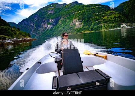 Femme conduisant un bateau à moteur Banque D'Images