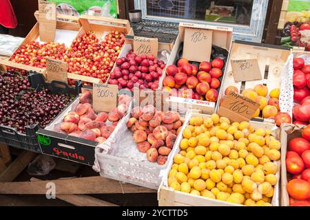 Fruits frais de nouvelle récolte prêts à être vendus au marché fermier local Banque D'Images