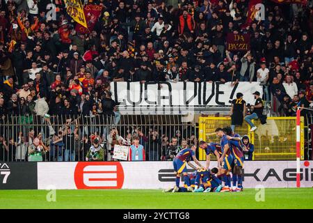 L'équipe (AS Roma) célèbre le but d'Artem Dovbyk (AS Roma) lors du match de football de Serie A entre l'AC Monza et L'AS Roma le 6 octobre 2024 au stade U-Power de Monza, en Italie. Crédit : Luca Rossini/E-Mage/Alamy Live News Banque D'Images