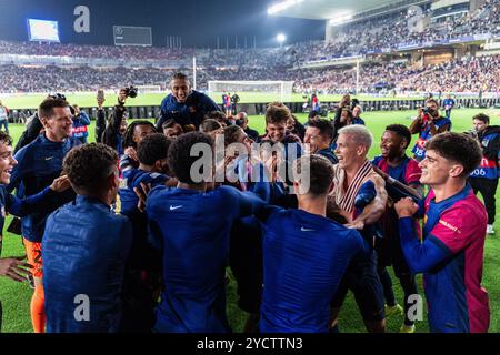 Barcelone, Espagne, 23 octobre 2024. Ligue des champions - stade de la Ligue - FC Barcelone - Bayern Munich. Les joueurs du FC Barcelone célèbrent avec les supporters la victoire contre le Bayern Munich. Crédit : Joan Gosa/Alamy Live News Banque D'Images