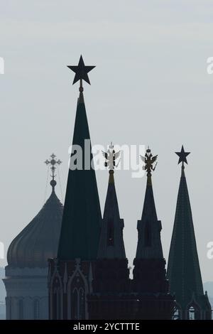 Étoiles rouges du Kremlin, aigles à double tête et croix orthodoxe, Moscou, Russie. Vue depuis la terrasse d'observation Banque D'Images