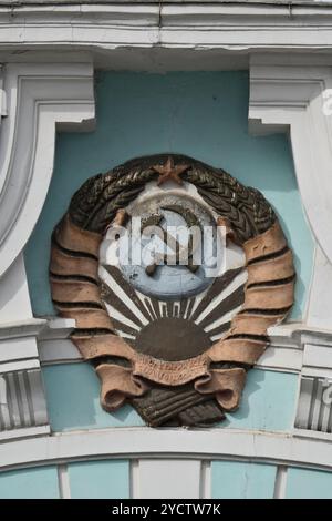 Les armoiries de l'URSS sur la façade d'une gare de Moscou Belorussky Banque D'Images