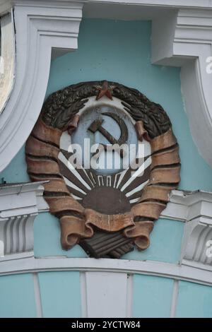 Les armoiries de l'URSS sur la façade d'une gare de Moscou Belorussky Banque D'Images