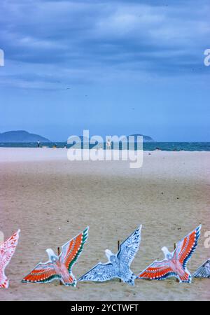 Brésil, Rio de Janeiro, vue de Copcabana Beach vith cerfs-volants colorés dans le premier fround Banque D'Images