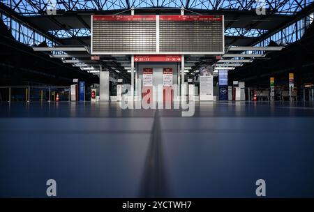 Dresde, Allemagne. 24 octobre 2024. Le hall des départs de l'aéroport international de Dresde est déserté lors d'une grève d'avertissement. Le syndicat de services Verdi demande une augmentation de salaire, une compensation pour l'inflation et une prime pour les membres de Verdi pour les employés des filiales de Lufthansa Airport Service Dresden GmbH (ASD) et Airport Service Leipzig GmbH (ASL). Crédit : Robert Michael/dpa/Alamy Live News Banque D'Images