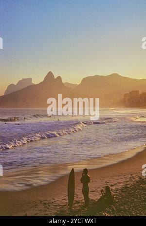 Rio de Janeiro, Brésil - 18 février 1982 : coucher de soleil sur la plage d'Ipanema Banque D'Images