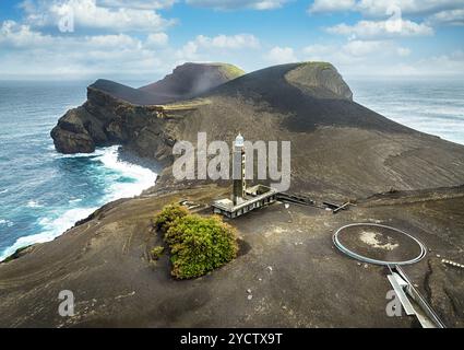 Vue aérienne volcan Capelinhos, phare de la côte de Ponta dos Capelinhos sur l'île de Faial Banque D'Images