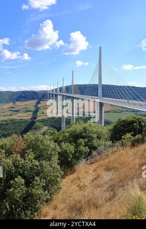 Le câble Multispan restait au Viaduc de Millau à travers la vallée de gorge de la rivière Tarn à Millau, France, Europe Banque D'Images