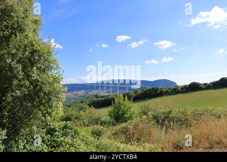 Le câble Multispan restait au Viaduc de Millau à travers la vallée de gorge de la rivière Tarn à Millau, France, Europe Banque D'Images
