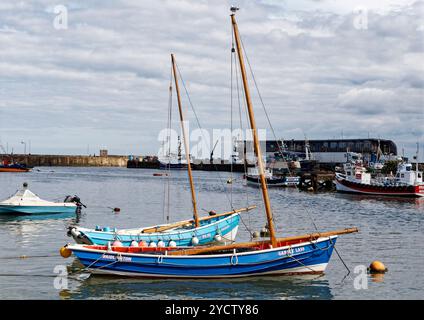 Les cobles à voile traditionnels du Yorkshire, un type de bateau de pêche maintenant utilisé pour la navigation de plaisance amarré dans le port de Bridlington, Yorkshire. Banque D'Images