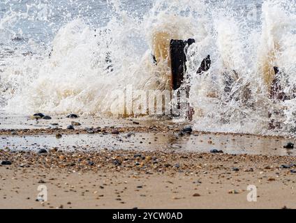 Les vagues s'écrasent sur les défenses maritimes détruites et abandonnées à Haisbro (Happisburgh0 sur la côte nord du Norfolk et zone d'érosion côtière rapide. Banque D'Images