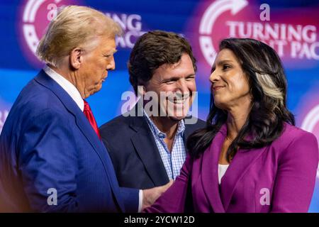 (De gauche à droite) Donald Trump, Tulsi Gabbard et Tuckerson Carlson lors d’un rassemblement électoral à la Gas South Arena de Duluth, en Géorgie, le 23 octobre 2024. (Photo de Phil Mistry / PHIL FOTO) Banque D'Images