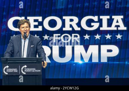 Le commentateur AMÉRICAIN Tucker Carlson s’exprime lors d’un rassemblement électoral Donald Trump à la Gas South Arena de Duluth, en Géorgie, le 23 octobre 2024. (Photo de Phil Mistry / PHIL FOTO) Banque D'Images