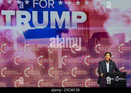 Le commentateur AMÉRICAIN Tucker Carlson s’exprime lors d’un rassemblement électoral Donald Trump à la Gas South Arena de Duluth, en Géorgie, le 23 octobre 2024. (Photo de Phil Mistry / PHIL FOTO) Banque D'Images