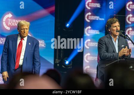 Le commentateur AMÉRICAIN Tucker Carlson s’exprime lors d’un rassemblement électoral Donald Trump à la Gas South Arena de Duluth, en Géorgie, le 23 octobre 2024. (Photo de Phil Mistry / PHIL FOTO) Banque D'Images