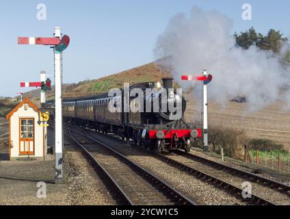 Visiter Great Western 42XX classe 2-8-0T «Hercules» transporte un train de voyageurs à la gare de Weybourne sur le North Norfolk Railway Banque D'Images