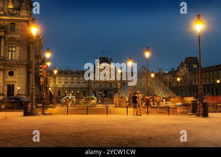 PARIS, FRANCE - Le 26 août 2016. Carré de Louvre avec vue sur la pyramide et museum illuminé de soir. Banque D'Images