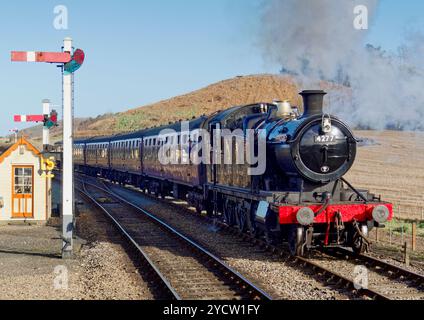 Visiter Great Western 42XX classe 2-8-0T «Hercules» transporte un train de voyageurs à la gare de Weybourne sur le North Norfolk Railway Banque D'Images