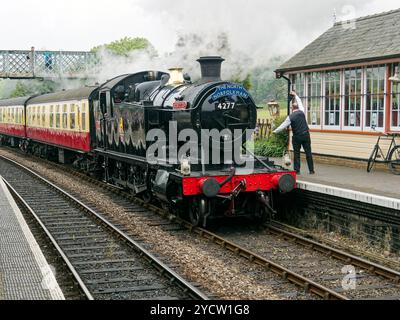 Visiter Great Western 42XX classe 2-8-0T «Hercules» transporte un train de voyageurs à la gare de Weybourne sur le North Norfolk Railway Banque D'Images