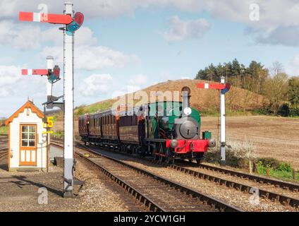 La petite locomotive industrielle Wissington construite en 1938 par Hudswell Clarke transporte le wagon d'époque de la M&GN Society dans la gare de Weybourne. Banque D'Images