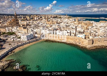 Altstadt Monopoli mit der Kathedrale, Stadtmauer und dem Strand Cala Porta Vecchia von oben gesehen, Apulien, Italien, Europa | Old Town Monopoli Wit Banque D'Images