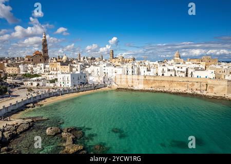 Altstadt Monopoli mit der Kathedrale, Stadtmauer und dem Strand Cala Porta Vecchia von oben gesehen, Apulien, Italien, Europa | Old Town Monopoli Wit Banque D'Images