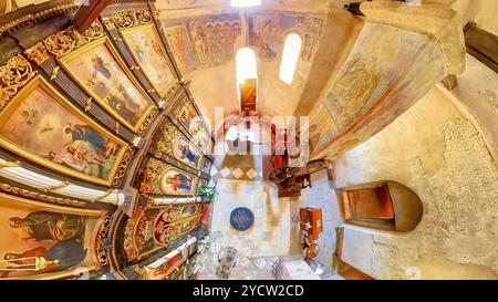 Prnjavor, Serbie, septembre 2,2024 : vue du haut 360 de l'intérieur du monastère orthodoxe serbe de Ljubostinja dédié à la Sainte Vierge Marie et situé Banque D'Images