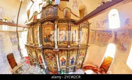 Prnjavor, Serbie, septembre 2,2024 : vue du haut 360 de l'intérieur du monastère orthodoxe serbe de Ljubostinja dédié à la Sainte Vierge Marie et situé Banque D'Images