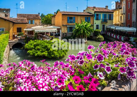 L'été sur la rivière Mincio. Village historique de Borghetto sul Mincio Banque D'Images