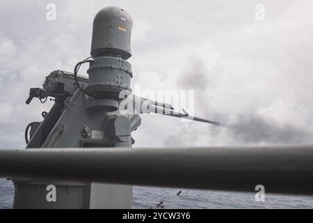 Une monture Mark-38 25mm tire sur une cible simulée depuis le fantôme lors d'un tir d'étalonnage de pré-visée à bord du porte-avions USS Geor de classe Nimitz Banque D'Images