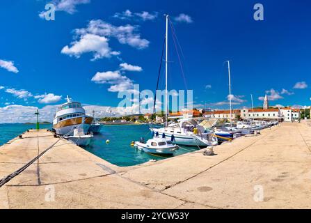 Turanj village Harbour et vue front de mer, la Dalmatie, Croatie Banque D'Images