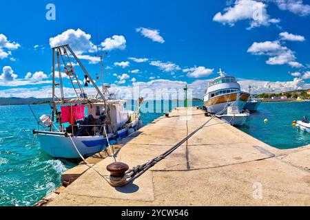 Turanj village Harbour et vue front de mer, la Dalmatie, Croatie Banque D'Images