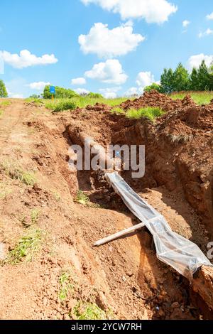 Pose de pipeline souterrain de gaz en journée d'été Banque D'Images