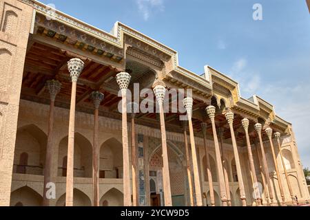 L'ancienne mosquée avec des colonnes en bois sculptées de façon complexe à Boukhara, Ouzbékistan, est un exemple étonnant de l'architecture islamique traditionnelle. Banque D'Images