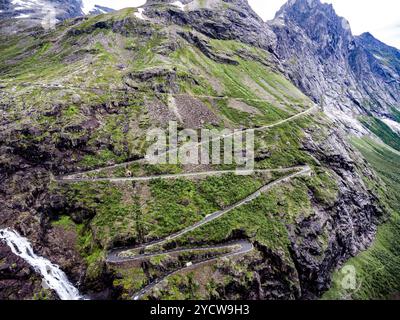 Troll's Path Trollstigen ou Trollstigveien route de montagne sinueuse. Banque D'Images